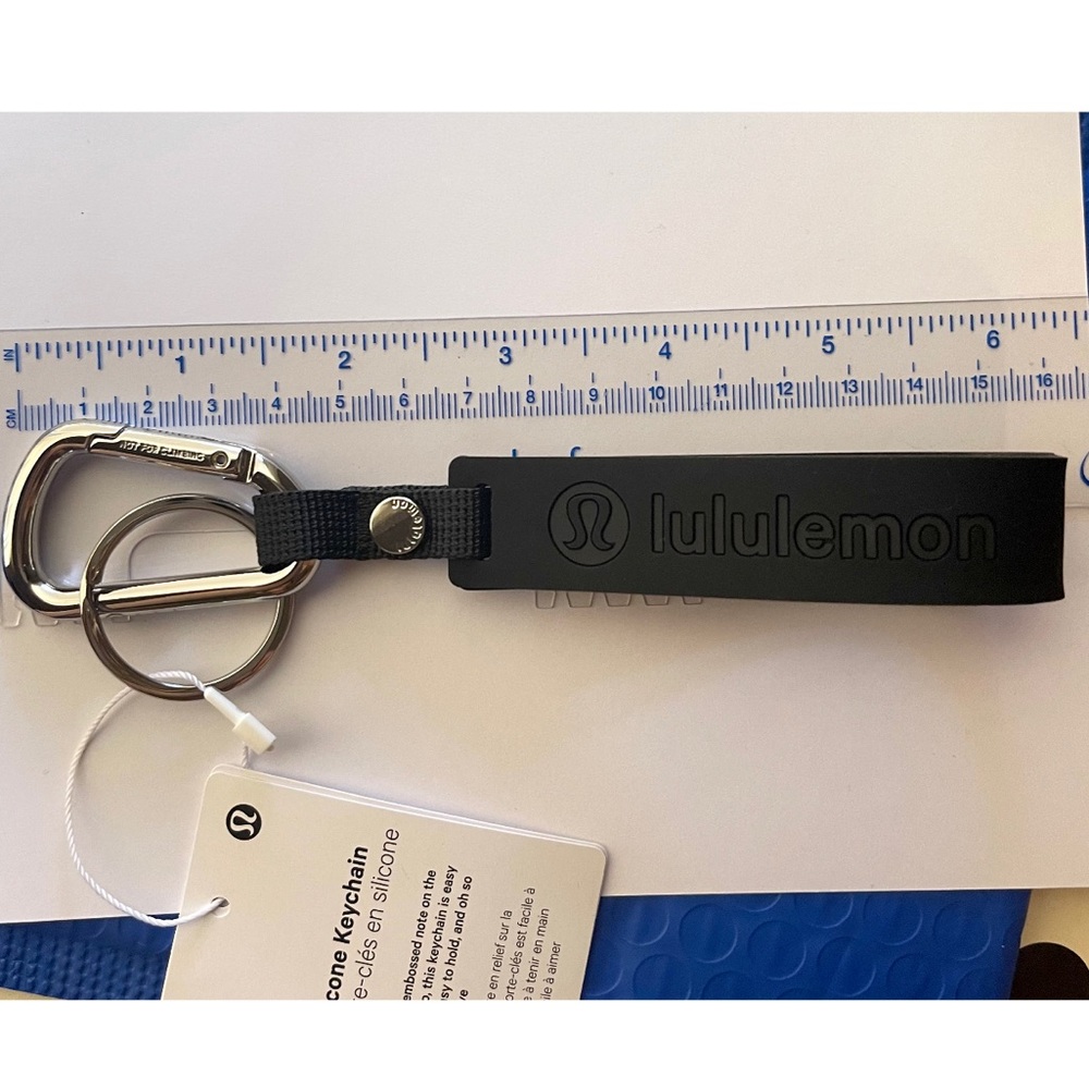 🌸Silicone Keychain. Color: Black/Silver - Picture 6 of 6